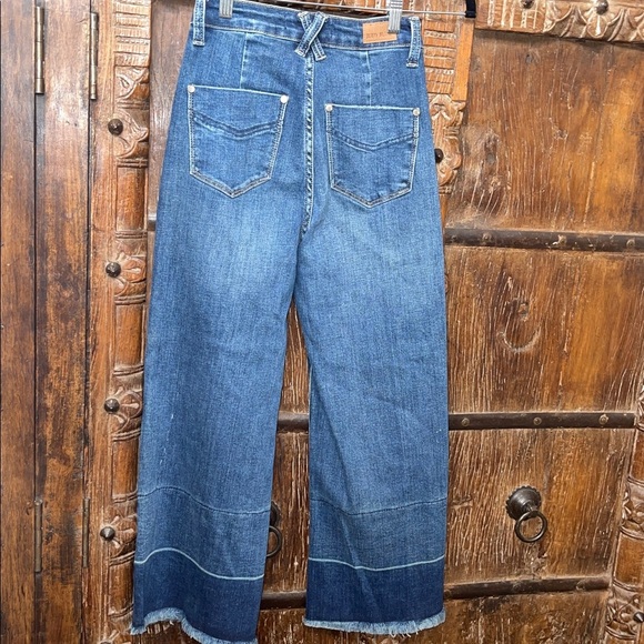 Judy Blue Cropped Wide Leg Jean High Waist
Raw Hem Denim Size 0/24 - Picture 1 of 9